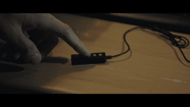 기기 버튼을 누르는 손