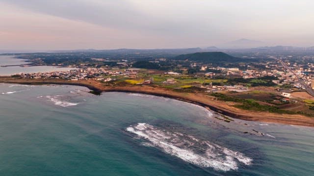 멀리 산이 보이는 해안 도시