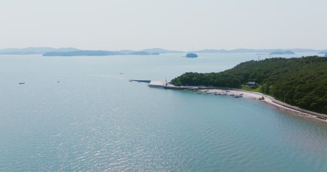 작은 배들이 있는 고요한 해안 지역