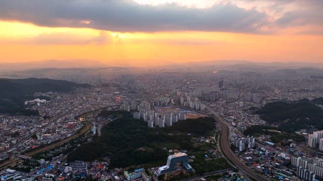 해질녘 먼 산이 보이는 도시 풍경