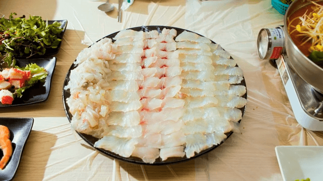 접시에 담긴 신선한 생선회