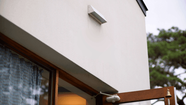 나무 문이 열린 건물