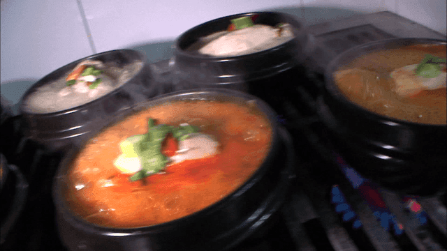 스토브 위 뚝배기에서 끓고있는 삼계탕