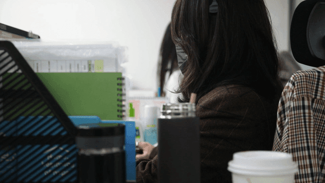 업무에 집중하는 사무실 직원들