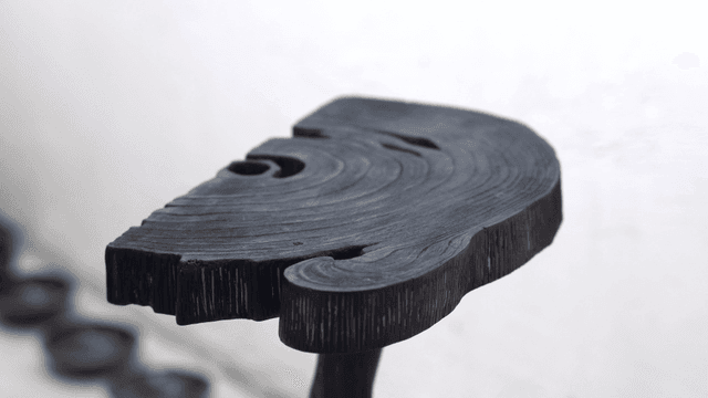 실내에 있는 나무 조각의 클로즈업