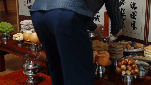 다양한 음식이 있는 전통 명절 차례 의식