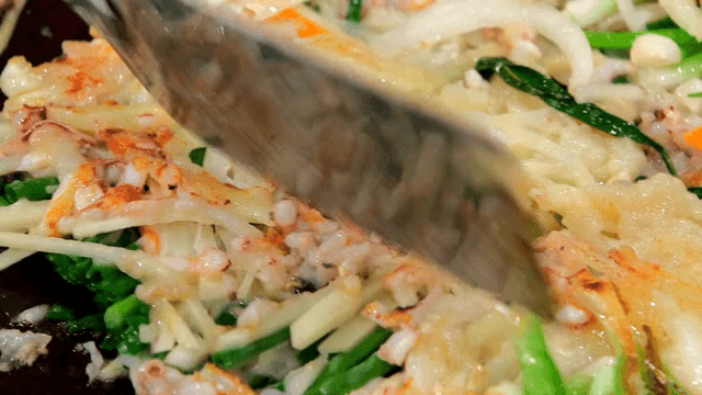 철판에서 뒤집는 해물파전