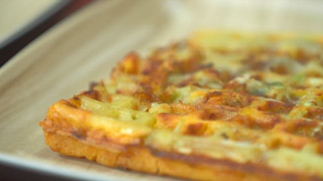 접시에 놓인 노릇노릇 구워져 맛있는 와플