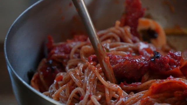 젓가락으로 들어올린 비빔냉면