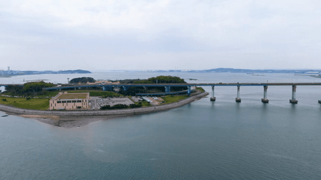 다리와 바다로 둘러싸인 섬