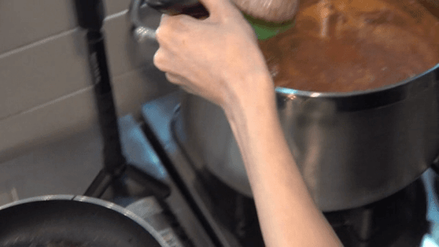 냄비에서 끓고있는 소스에 넣는 패티