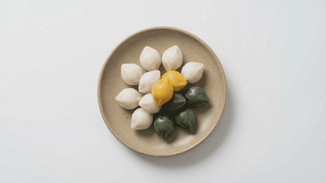 Plate containing songpyeon of various colors