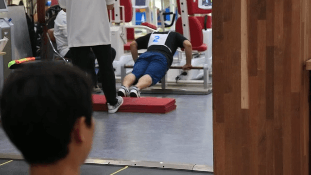 나무 막대를 잡고 팔굽혀펴기를 하는 선수