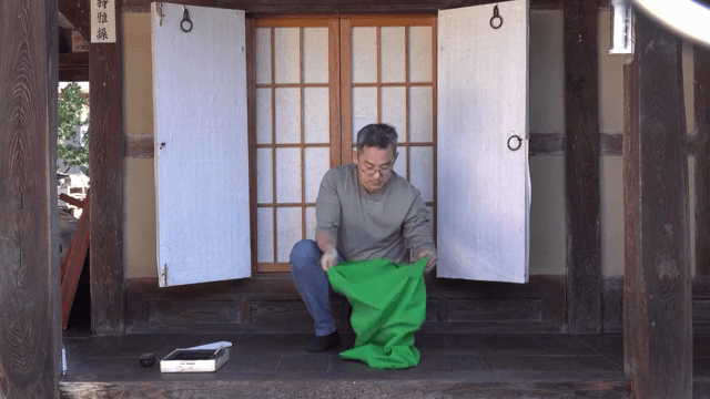 전통 한옥에서 서예를 준비하는 남성