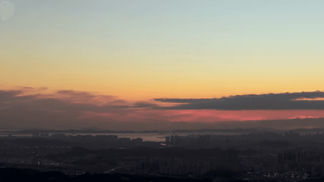 다채로운 하늘과 함께한 도시 스카이라인