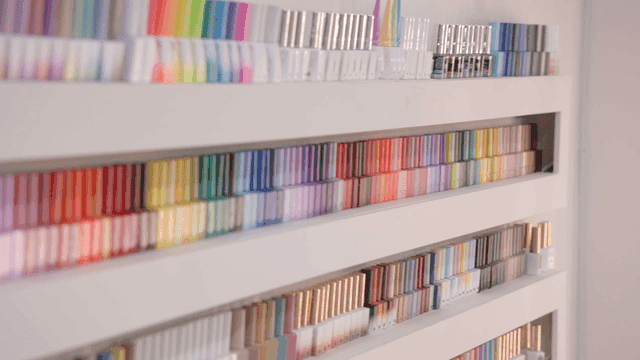 진열대에 놓인 다채로운 네일 폴리쉬