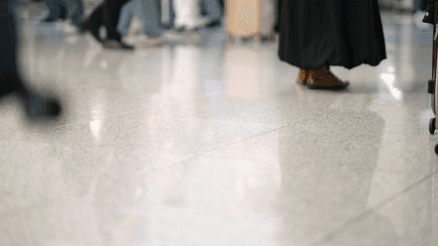 바쁜 공항 터미널에서 걷는 사람들