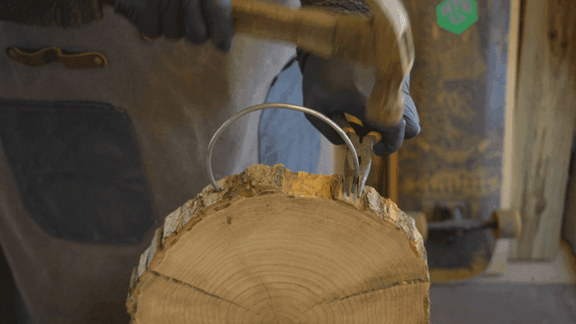 망치로 나무 손잡이 제작