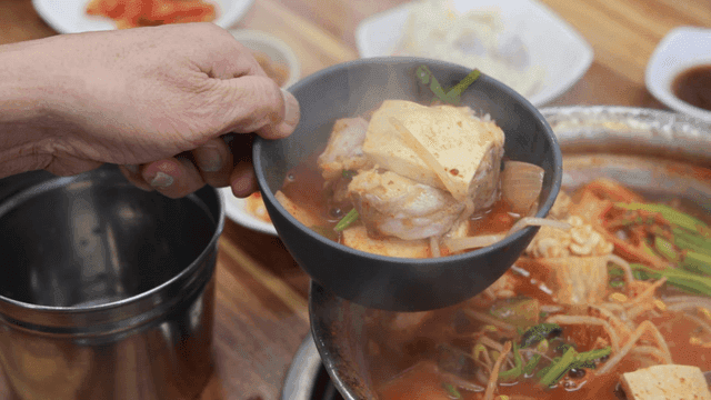 Sight of plating pollack stew into bowl