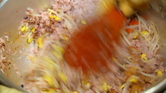 양푼에서 섞는 양념된 콩나물과 밥