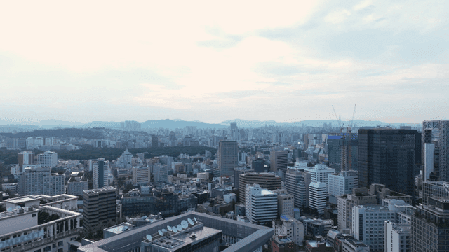 구름 낀 하늘 아래 펼쳐진 도시 풍경