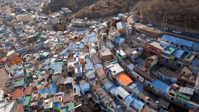 다채로운 언덕 마을과 밀집한 주택
