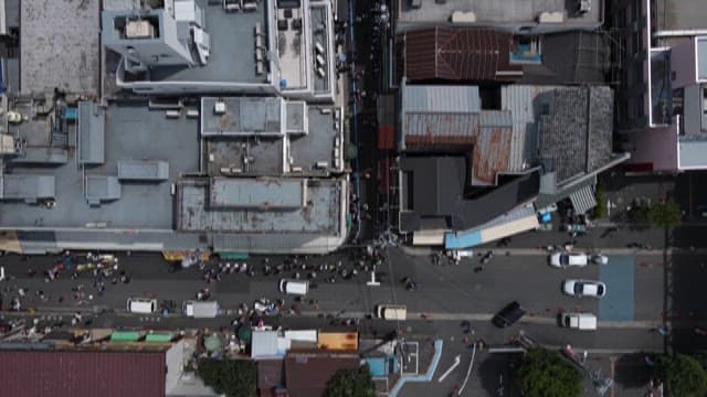 건물 사이의 사람들로 붐비는 거리