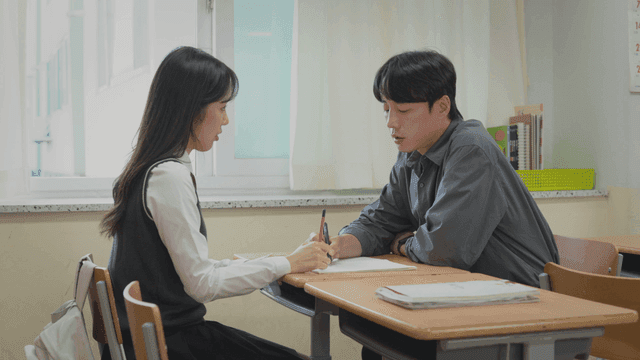 선생님에게 1대1로 공부 지도를 받는 학생