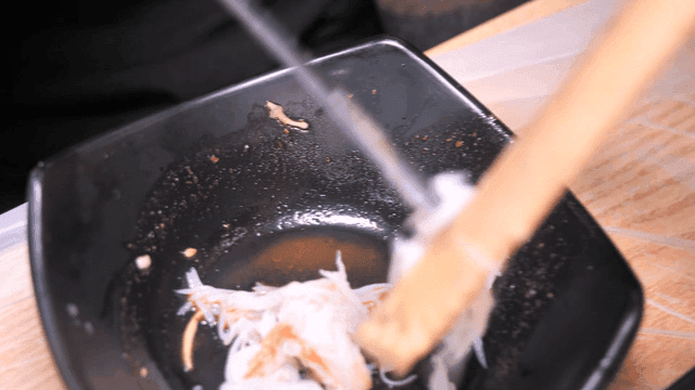 게살을 껍질에서 꺼내는 모습