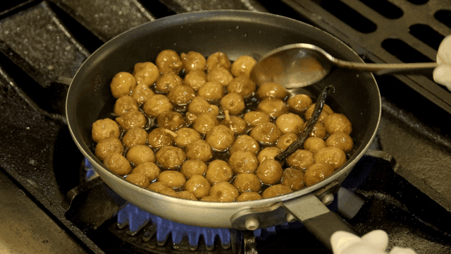 Cooking figs in syrup on a stove