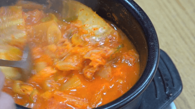 숟가락으로 휘젓는  김치찌개