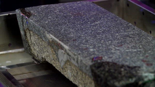 금속 표면 위의 전통 다듬잇돌