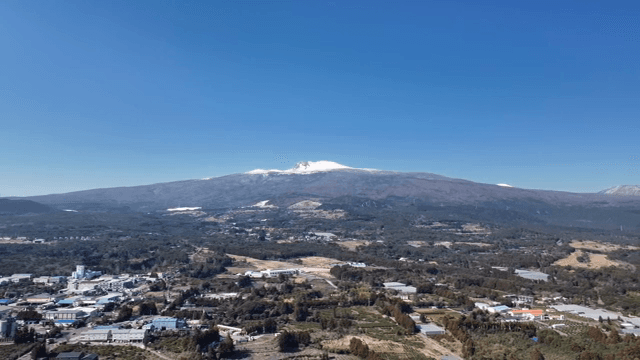 눈 덮인 산이 있는 광활한 풍경