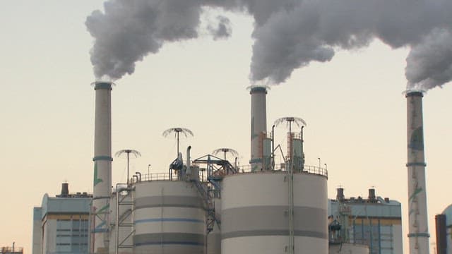 황혼에 연기를 내뿜는 산업 공장