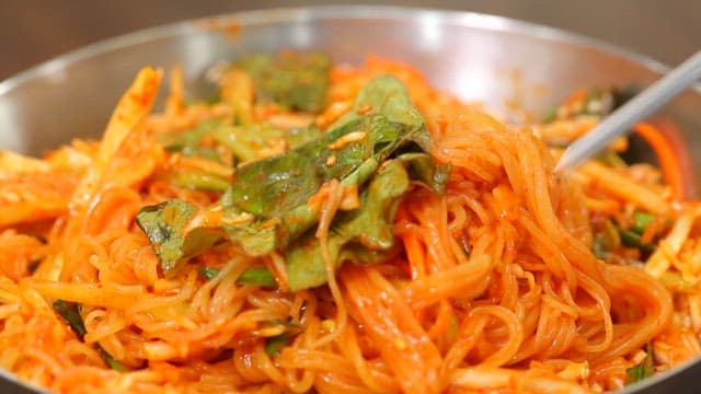 신선한 채소가 들어간 먹음직스러운 비빔쫄면 한 젓가락