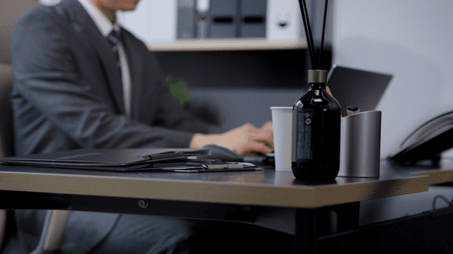 사무실 책상에서 일하는 사람