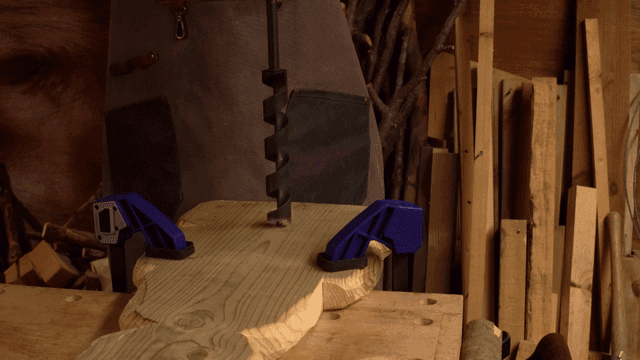 작업장에서 도구를 사용한 목공