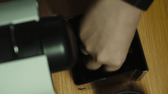 실내에서 커피 머신으로 커피 만들기