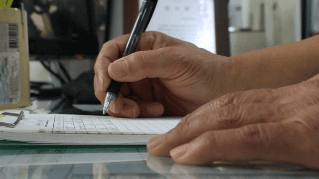 클립보드에 메모를 적는 사람