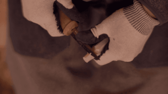 정교하게 나무를 조각하는 손