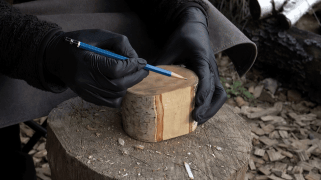 통나무 위에서 작업 준비를 하는 장인