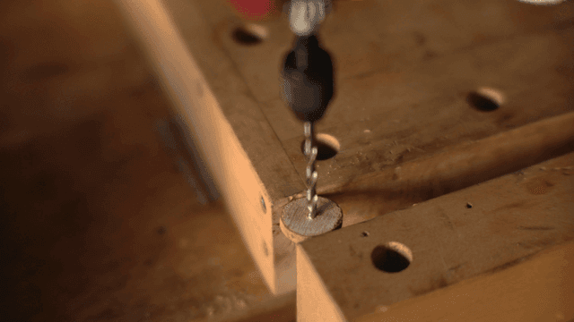 드릴을 사용한 목공 작업