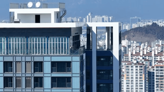 도시 전경이 보이는 현대식 고층 건물