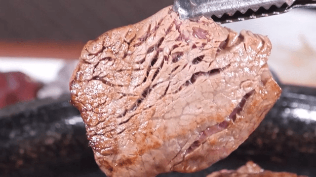 뜨거운 철판 위에서 구워지는 소고기
