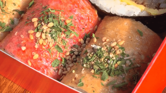 다양한 토핑이 있는 한국식 김밥