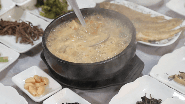 Soybean paste stew boiling with side dishes