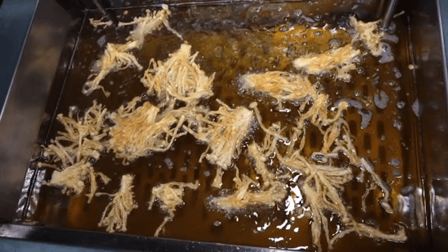 뜨거운 기름에 튀겨지는 팽이버섯