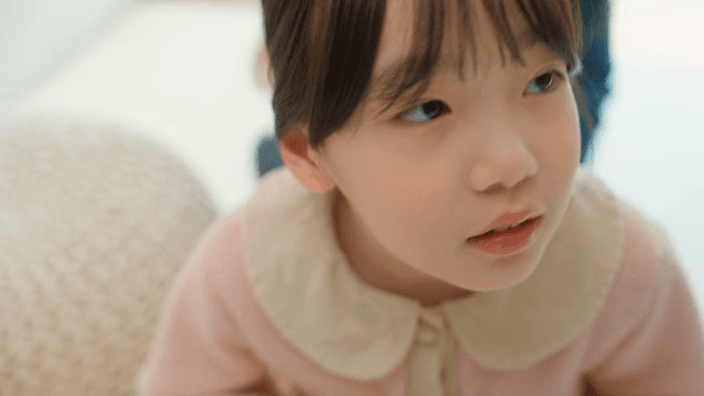 요리조리 관찰하는 호기심 많은 아이