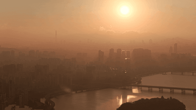 도시 스카이라인 위로 지는 해