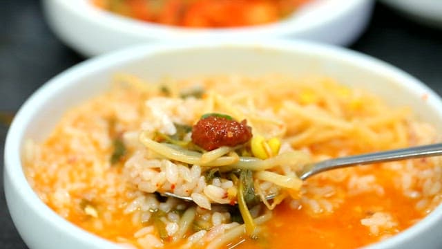 콩나물이 들어간 김치 찌개에 말아먹는 밥 한 숟가락